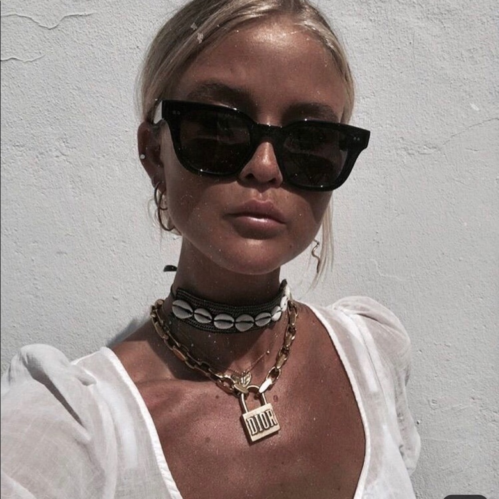 seashell with Gold color necklace chocker must go✅